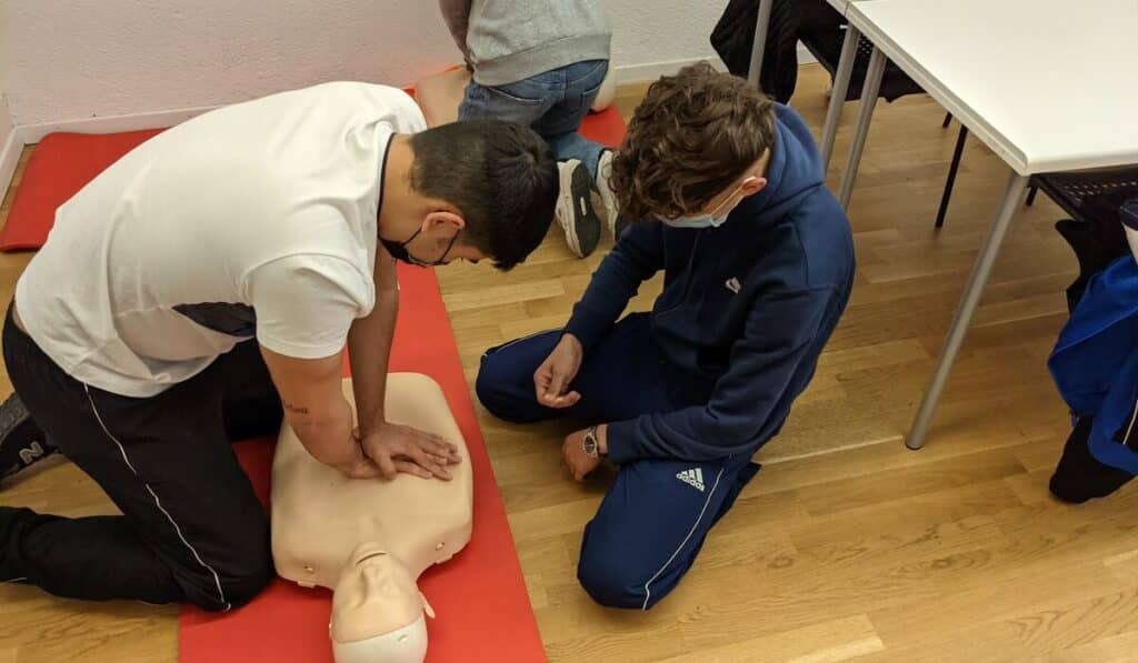 5 Ways Taking a First Aid Course Sydney Can Make You a Valuable Employee